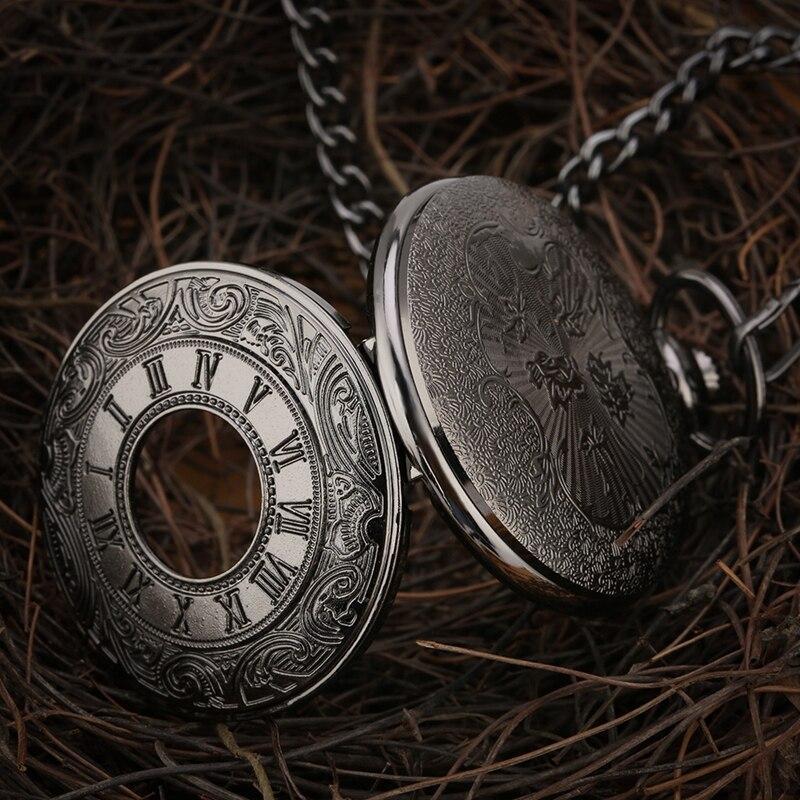 Montre de poche noire au style steampunk