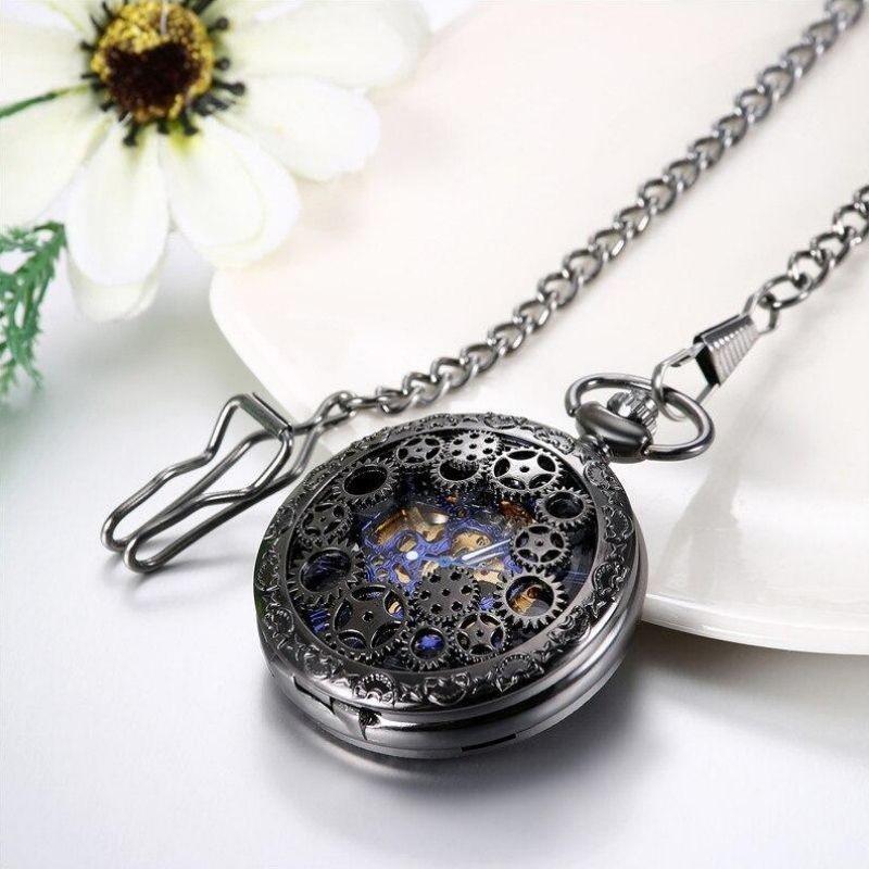 Montre de poche ornée d’engrenages