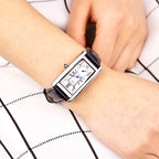 Montre femme vintage de forme rectangulaire