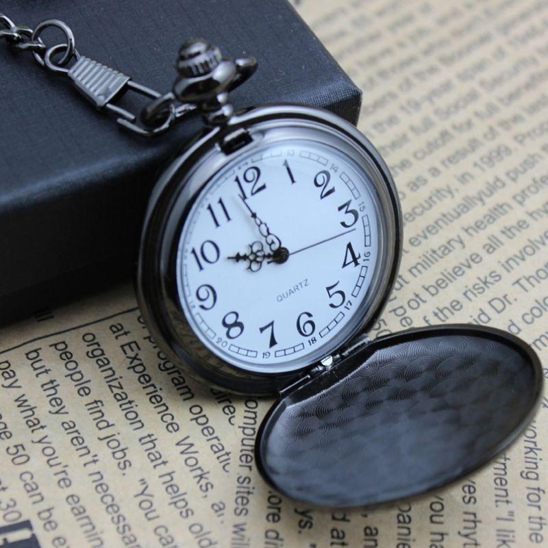Montre gousset dotée d’un cadran noir