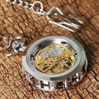 Montre gousset dotée d’un mécanisme apparent