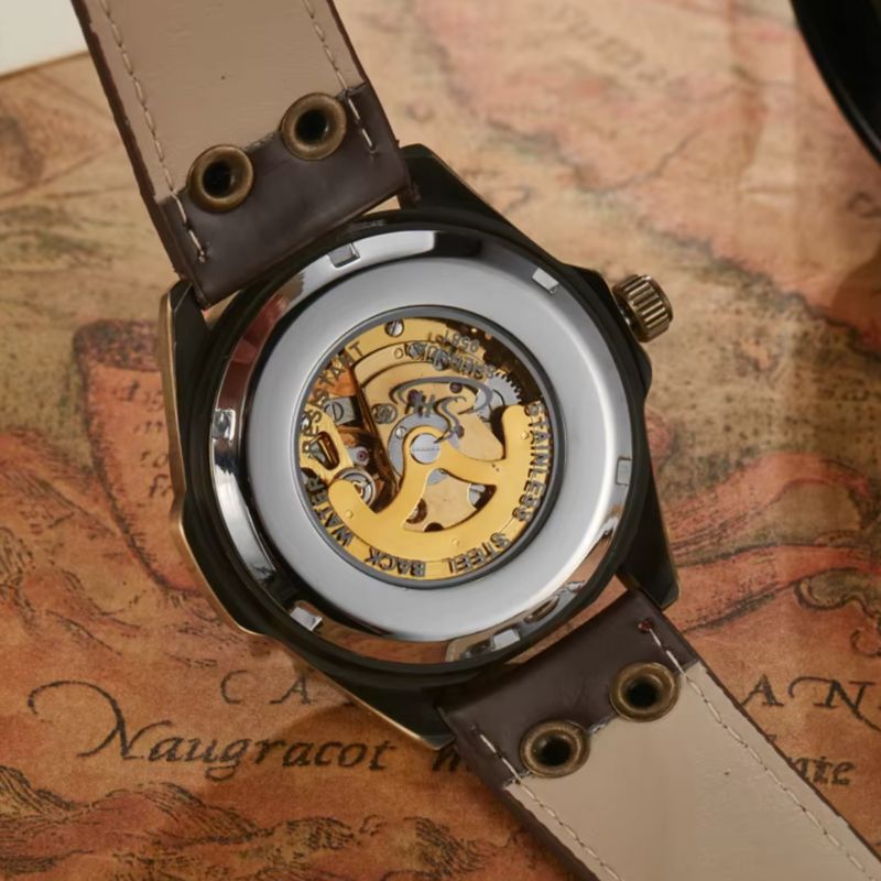 Montre homme dotée d’un mécanisme apparent