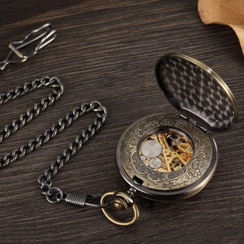 Montre vintage à gousset au style steampunk