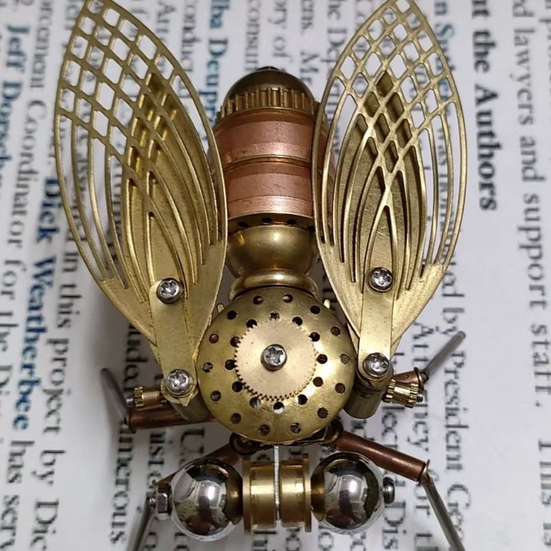Mouche en métal au style steampunk