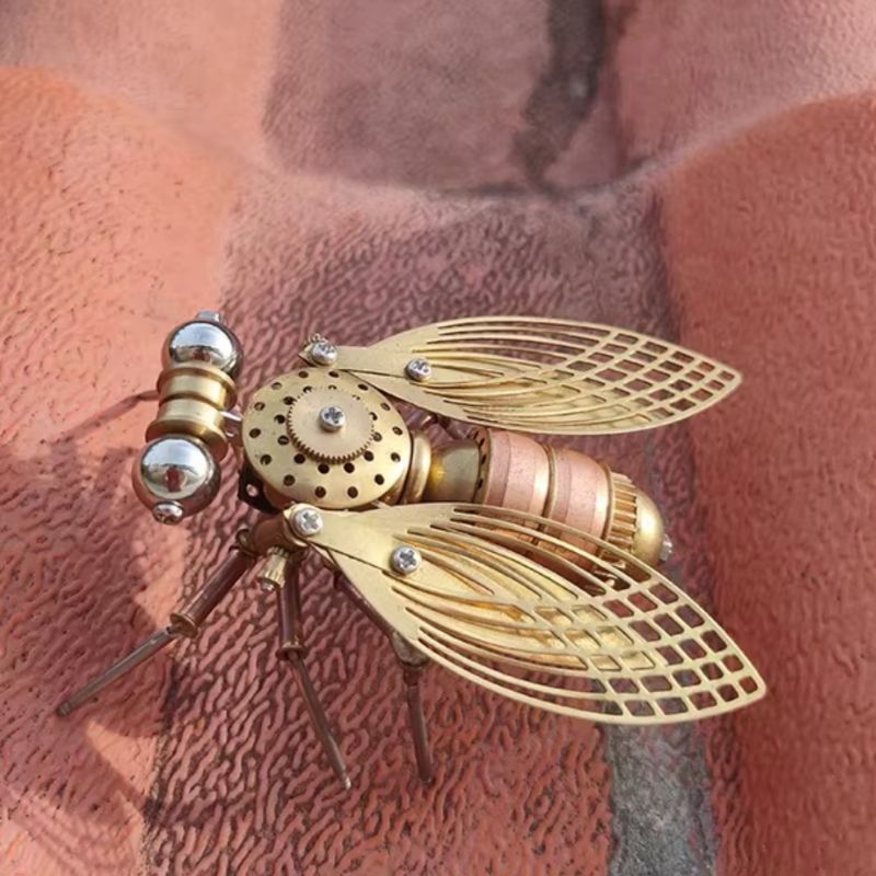 Mouche métallique de style steampunk