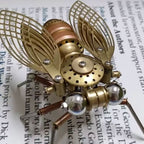 Mouche steampunk fabriquée en métal
