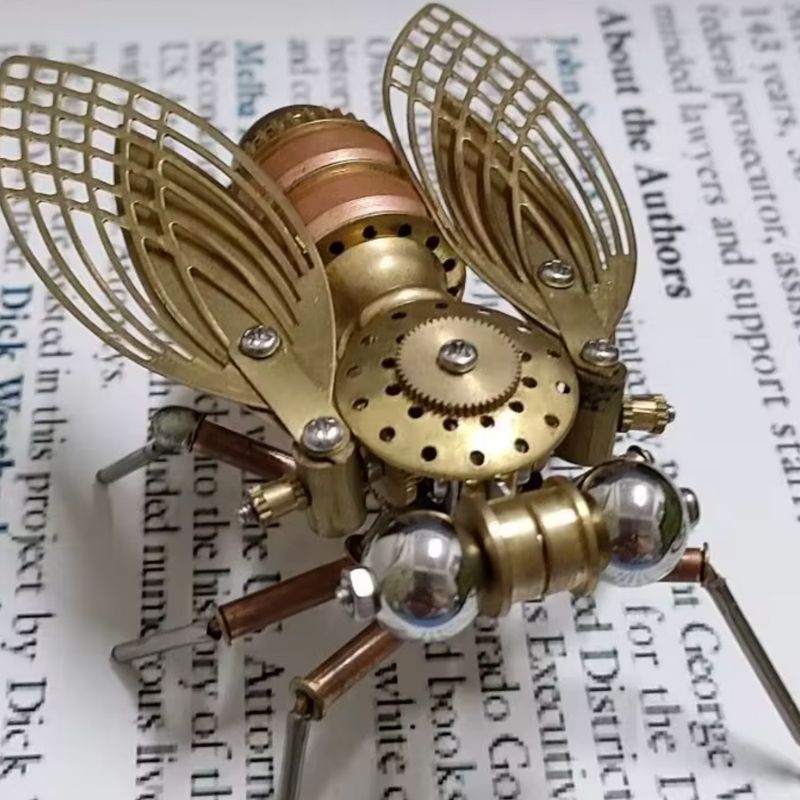 Mouche steampunk fabriquée en métal