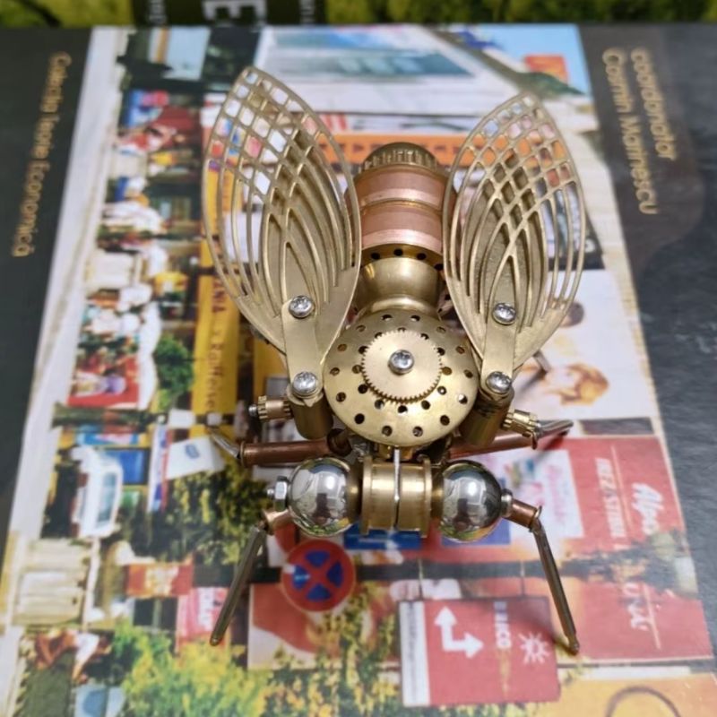 Mouche style steampunk conçue en métal
