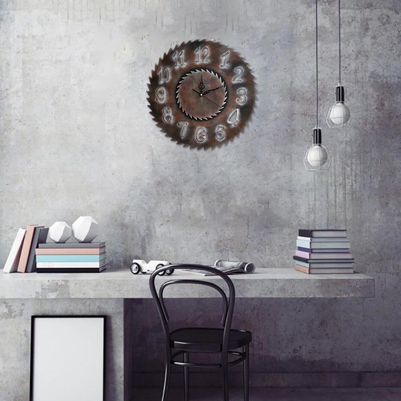 Pendule scie au style industriel