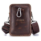 Pochette homme en cuir portée en bandoulière