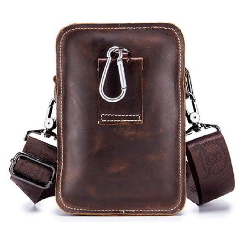 Pochette homme en cuir portée en bandoulière