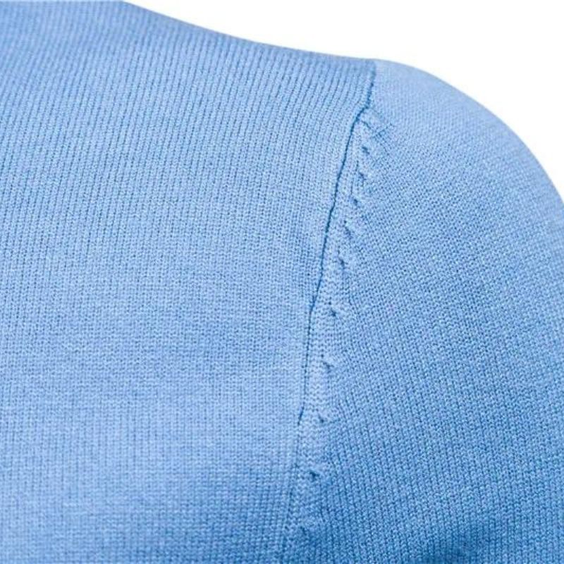 Pull homme ajusté à encolure roulée