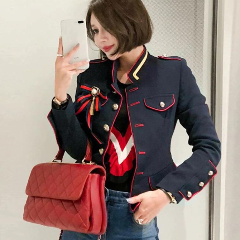 Veste féminine gothique d’inspiration militaire