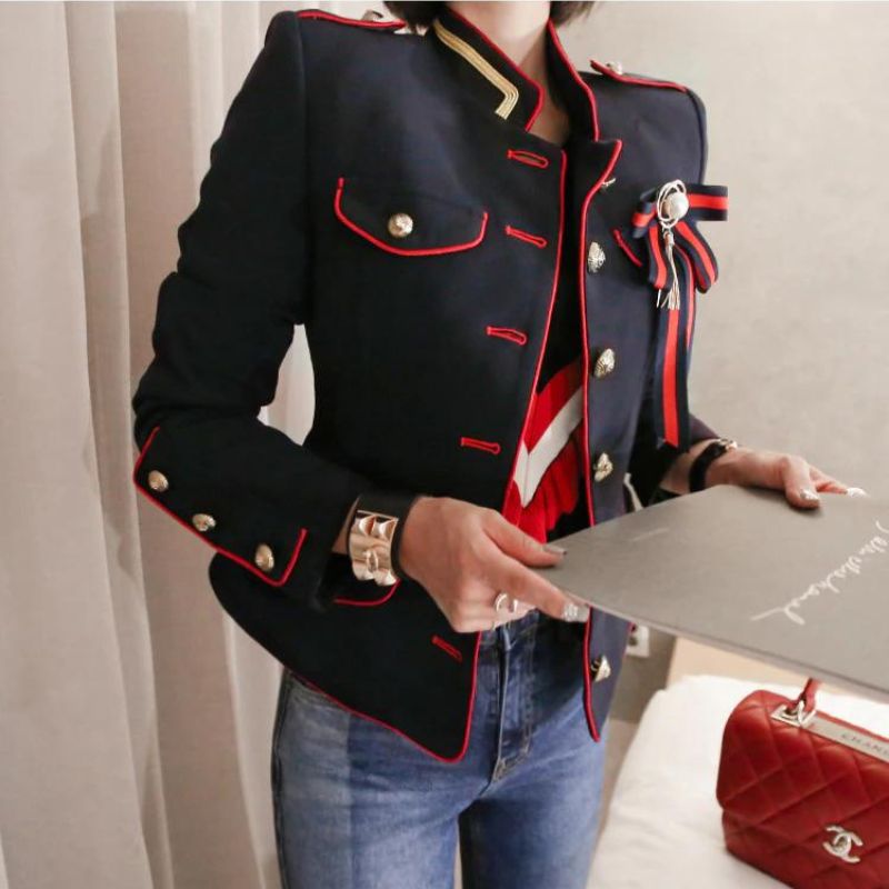 Veste gothique féminine de coupe militaire